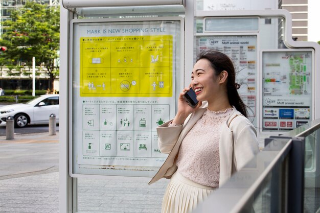 Jakie korzyści niesie ze sobą reklama na pojazdach komunikacji publicznej?