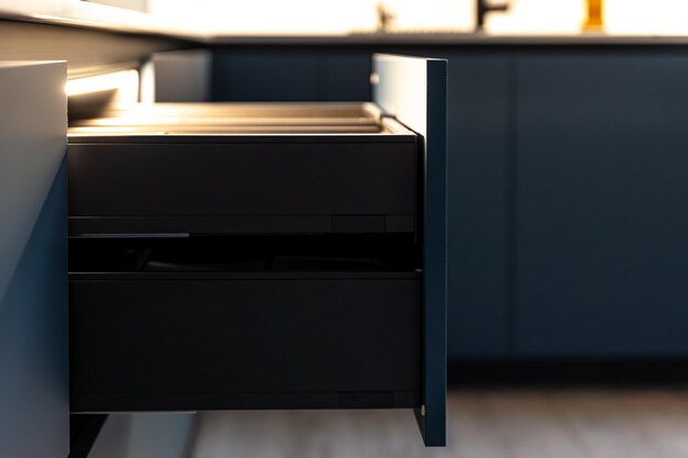 Jak wybrać idealne akcesoria meblowe do cichego i płynnego działania szuflad?